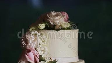 <strong>粉色玫瑰</strong>白色婚礼蛋糕上的特写全景